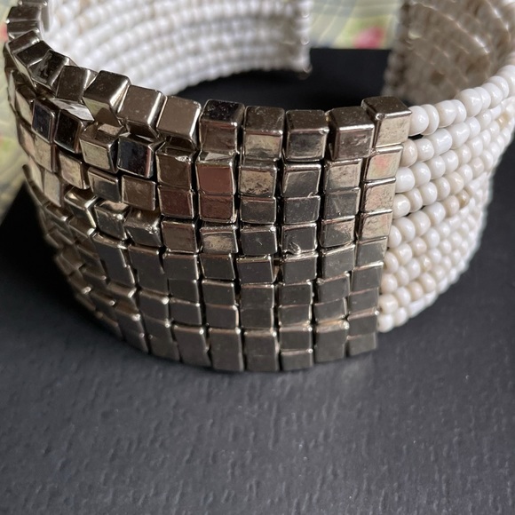 Beaded adjustable bracelet - Picture 3 of 3